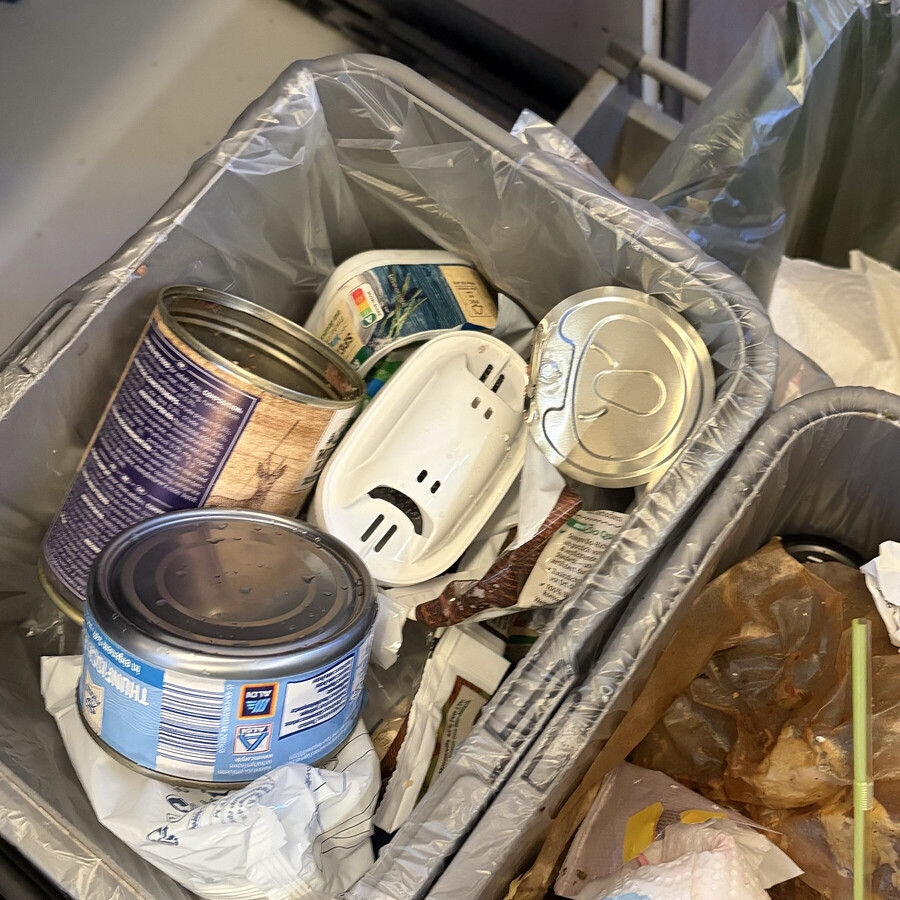 foto eines brita-filters im müll. die öffnungen des filters sehen aus wie ein trauriger smiley