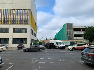 foto von der grundschule am nordhafen und dem alten parkhaus daneben