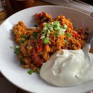 foto einer portion bulgur pilaw nach ottolenghi mit einem klecks joghurt foto einer portion bulgur pilaw nach ottolenghi mit einem klecks joghurt