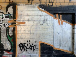 grössere ansicht der wand, mit einer verrammelten tür im rechten bildrand
