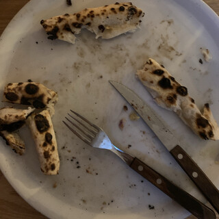 foto von pizzaresten meiner piiza von denis