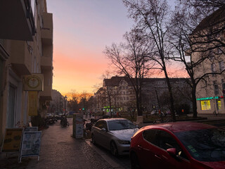 foto vom orange-bläulich leuchtenden sonnenaufgang in der togostrasse foto vom orange-bläulich leuchtenden sonnenaufgang in der togostrasse