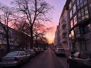 foto vom bläulich leuchtenden sonnenaufgang in der antwerpener strasse
