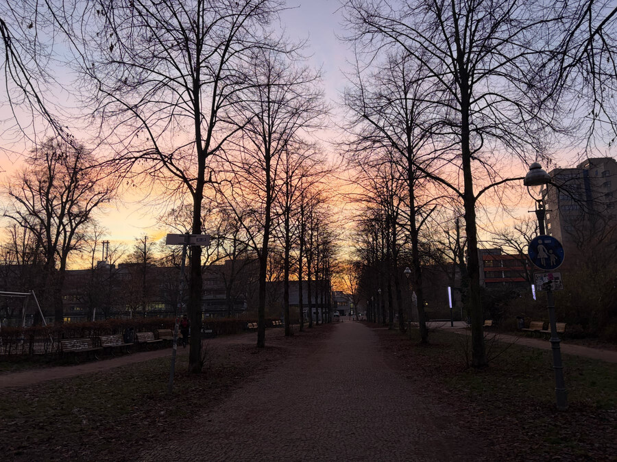 foto vom sonnenaufgang in der antwerpener strasse als fussweg zwischen zeppelinplatz und neuth-halle