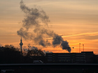 foto vom fernsehturm und einem schornstein über die nordhafenbrücke hinweg
