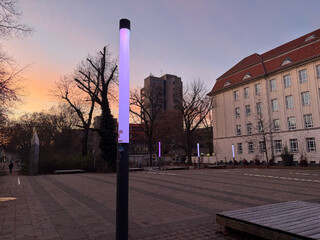 foto vom „workout park“ zwischen zeppelinplatz und beuth-halle. die strassenbeleuchtung ist bläulich