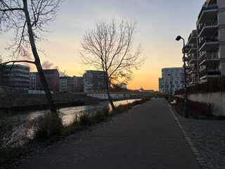 foto vom weg am wasser gegegnüber vom invalidenfriedhof, dem sonnenaufgang entgegegn