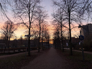foto vom sonnenaufgang in der antwerpener strasse als fussweg zwischen zeppelinplatz und neuth-halle