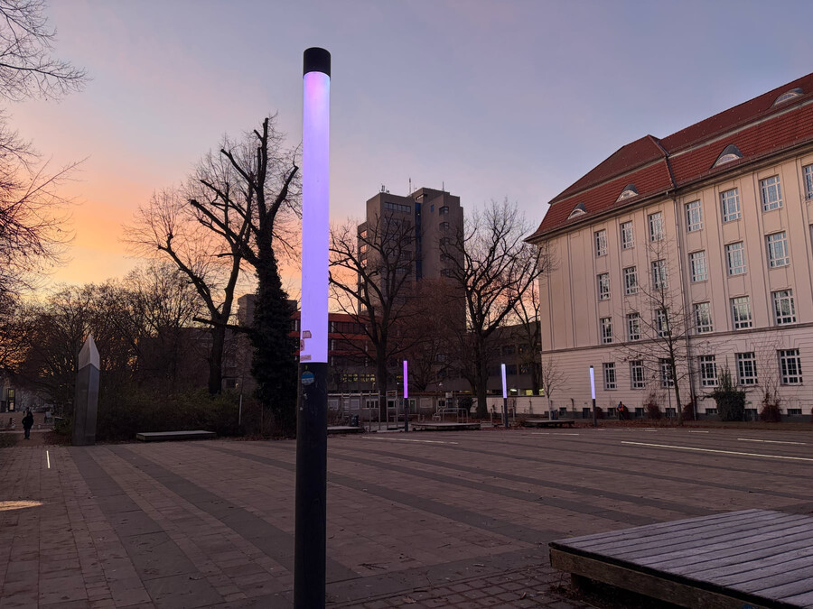 foto vom „workout park“ zwischen zeppelinplatz und beuth-halle. die strassenbeleuchtung ist bläulich