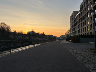 foto vom weg am wasser gegegnüber vom invalidenfriedhof, dem sonnenaufgang entgegegn