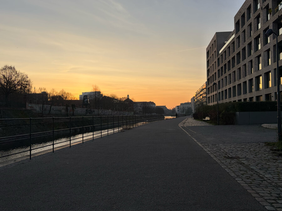 foto vom weg am wasser gegegnüber vom invalidenfriedhof, dem sonnenaufgang entgegegn