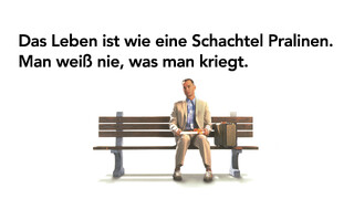 freigestelltes foto aus dem film forrest gump mit forrest auf einer parkbank mit eienr schachtel pralinen in der hand