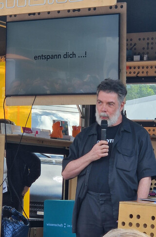 auf dem monitor steht: „entspann dich...!“, ich spreche in ein mikorofon