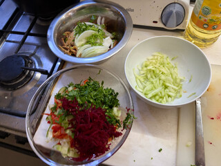 &bdquo;d&ouml;ner&ldquo;-mischung aus r&auml;uchertofu, marinade und einer halben zwiebel in streifen, der salat und vorbereitet etwas reraspelte gurke f&uuml;r den knoblauch quark.