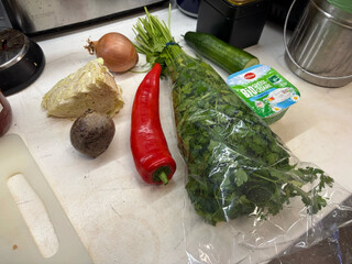 ein rest spitzkoh, eine spitzpaprika, ein st&uuml;ck rote bete (wird fein gerieben), petersilie, eine zwiebel und quark