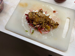 salat, &bdquo;d&ouml;ner&ldquo; und sosse auf reispapier, jurz vor dem zusammenrollen