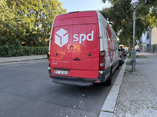 ein dpd lieferwagen mit einem gephotoshoppten logo das „spd“ statt „dpd“ sagt