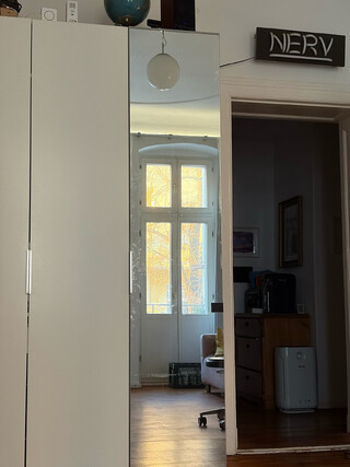 aus dem bett aufgenommes bild meines kleiderschranks und der tür zum flur. in der spiegeltür des pax sieht man die balkontür. eigentlich sieht man noch viel mehr, das beschreibe ich aber sepaarte im artikel.