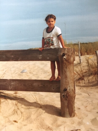 elena am strand w&auml;hrend unserer frankreichurlaubs in lacanau ocean. foto ungef&auml;hr um das  jahr 1980. sie ist auf einen zaum geklettert und posiert f&uuml;r das foto.