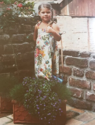 elena zuhause auf unserer terrasse in kornilim&uuml;ster. foto ungef&auml;hr um das  jahr 1980. sie tr&auml;gt ein blumenkleid und posiert f&uuml;r die kamera
