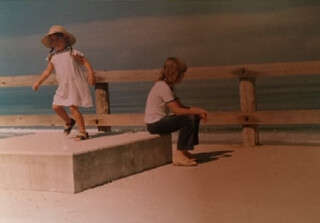 elena und ich im frankreichurlaub in lacanau ocean. foto ungef&auml;hr aus dem jahr 1980, aufgenommen an der strandpromenade s&uuml;flich der stadt.