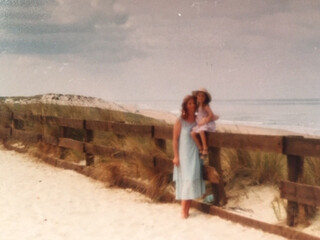 elena und unsere mutter im frankreichurlaub in lacanau ocean. foto ungef&auml;hr um das  jahr 1980. im hintergrund sieht man den strand und den atlantischen ozean.
