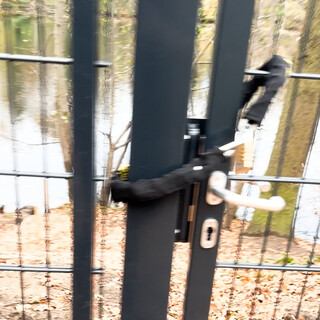 diese tür ist auch offen, aber mit einer fahrradkete verriegelt.