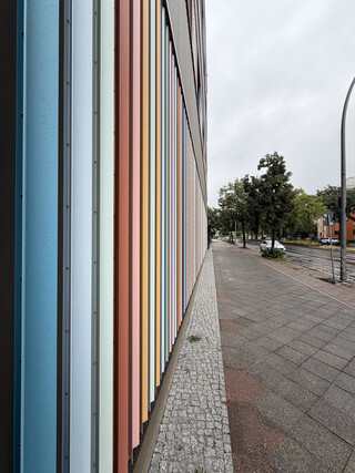 vertikale, farbige streifen der fassade der albert gutzmann schule
