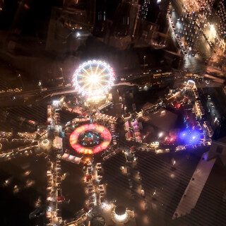 n&auml;chtlicher blick aus dem fersehtum nach unten auf den weihnachtsmarkt am neptunbrunnen