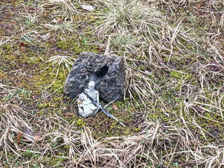 hein miniatur skeltett sitz vor eine, pflasterstein, auf seinem schoss eine putte die das skelett freundlich anstrahlt.