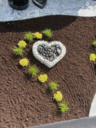herz aus stein aus weissen und schwarzen kieselsteinen