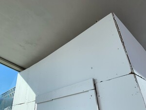 nahaufname eines des holzverschläge, die das geschwungene dach der tramhaltestelle berlin hauptbahnhof ergänzen