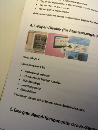 foto des buchs, das die beifahrerin mir geschenkt hat. man sieht dialoge die sie mit chatGPT geführt hat um (vergeblich) ein geschenk gü mich zu finden.