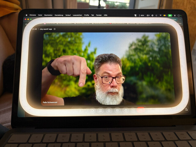 selfie am macbook mit aktivietem leuchtring