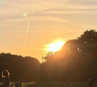bild der sonne w&auml;hrend der sonnenfinsternis. w&auml;hrend man die finsternis nicht direkt sieht, sieht man oben links eine kamerareflexion, die die abdeckung gut zeigt