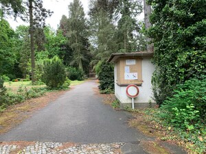 blick vom eingang auf den golgatha-gnaden- und johannes-evangelist-friedhof