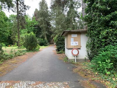 blick vom eingang auf den golgatha-gnaden- und johannes-evangelist-friedhof