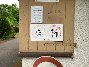 auf golgatha-gnaden- und johannes-evangelist-friedhof hängt ein schild mit einem rad- und pudelverbot