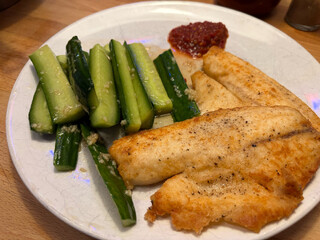 gurkensticks angerichtet mit einem tilapia filet und etwas sambal olek