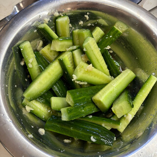 foto der fertigen gew&uuml;rzten gurkensticks, man sieht den gequetschten knolauch auf den gurken