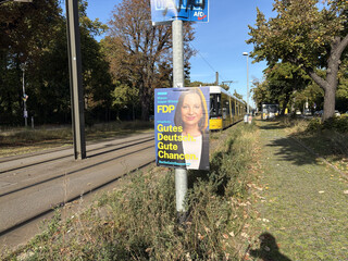 fdp wahlplakat von maren jasper-winter mit de, slogan: „gutes deutsch. gute chancen.“