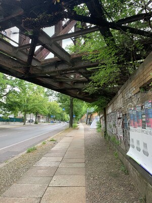 das foto zeigt einen blick von unter den liesenbrücken auf die gartenstrasse