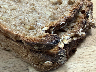 hafer dinkel brot von hansis brot. die krume ist fluffig und feucht, die kruste knusprig, aber nicht hart