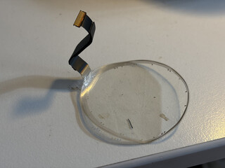 der entfernte touchsensor der unter dem oberen diffusor angeklebt ist, sich aber relativ leicht entfernen liess. der sensor ist leicht verschmutzt, weil ich ihn für das foto nochmal aus dem mülleimer gefischt habe.