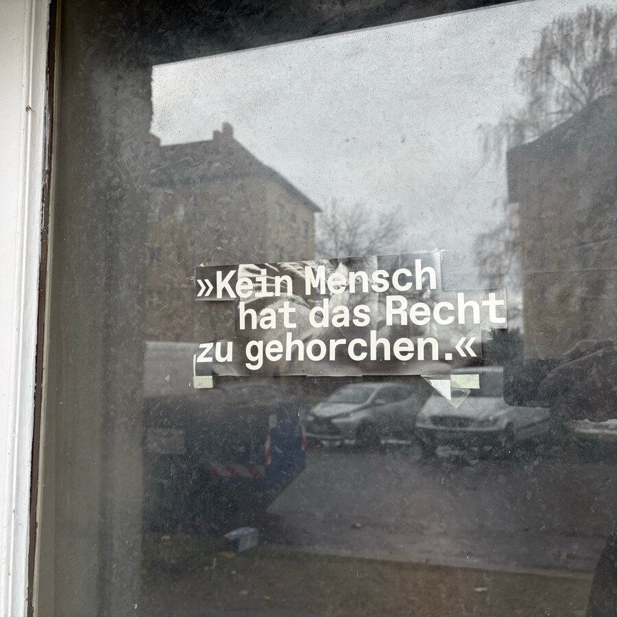 foto von einem zettel mit der aufschrift: »kein mensch hat das recht zu gehorchen.«