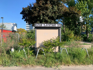 verwitteretes &bdquo;INFORMATION&ldquo; schild, auf das jemand mit edding geschrieben hat: &bdquo;LOVE > ALLES&ldquo;