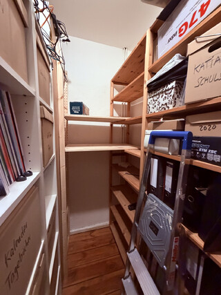 blick in unsere rumoelkammer im  flur, deren einen ecke wir entr&uuml;mpelt haben um regalplatz mit einem neuen ivar zu schaffen.