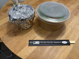 einwegverpackungen der noodle bowl von chen&rsquo;s beef nood house. links in alufolie eingeschlagen die br&uuml;he, rechts die nudeln mit der einlage. alles ist noch verschlossen.