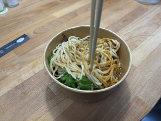 die fertig montierte noodle bowl von chen&rsquo;s beef nood house in ihrer einwegverpackungsbowl. man sieht dass die bowl sehr viele nudeln enth&auml;lt.