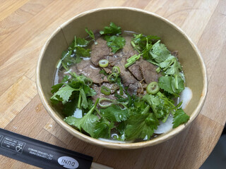 die fertig montierte noodle bowl von chen&rsquo;s beef nood house in ihrer einwegverpackungsbowl.